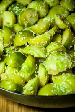 Brüksel lahanası susam ile