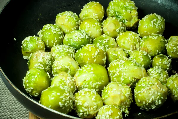 Brussels sprouts with sesame seeds — Stock Photo, Image