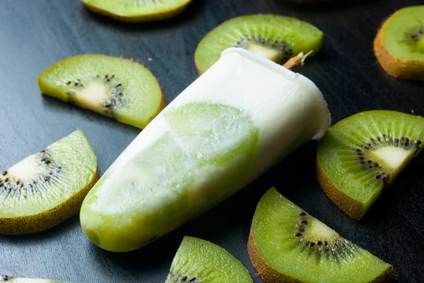 Lody na patyku z kiwi — Zdjęcie stockowe