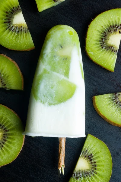 Lody na patyku z kiwi — Zdjęcie stockowe