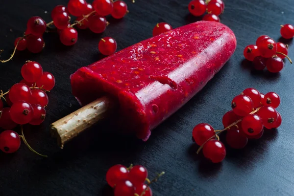 Ice lolly with currants — стоковое фото