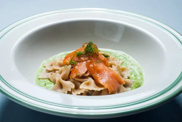 Pasta met zalm Rechtenvrije Stockafbeeldingen