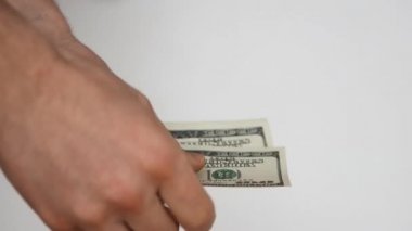 Yakın yüz dolar faturaları adamın elleri görünümünü kadar say ve biraz para vermek
