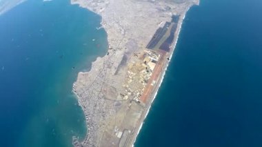 Skydivers grup kıyı kenti yukarıda hızlandırılmış boşlukta asılı