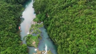 Uçan bir doğal nehir ve tropikal doğa üzerinde. Hava dron vurdu