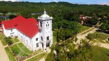 Yeşil teras üzerinde kiliseden uçup. Drone havadan çekim