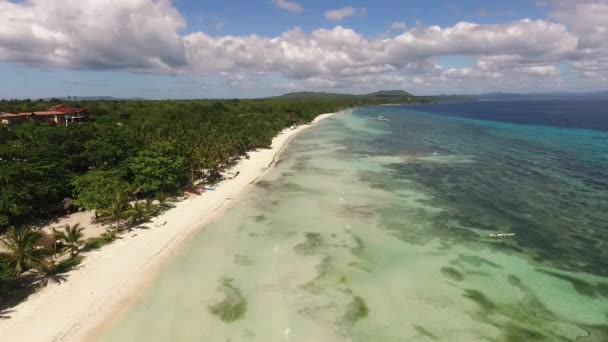 Aves aéreas vista de la playa tropical en un día soleado — Vídeo de stock