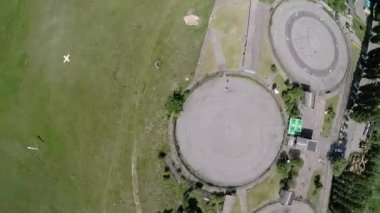 Skydiver baş bakış açısından iken, gölge