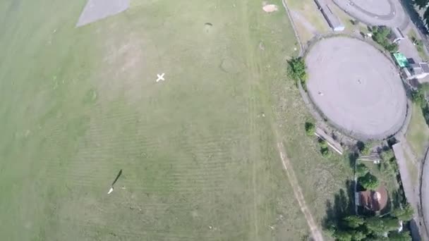 Тень приземляющегося парашютиста с головы — стоковое видео