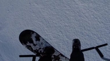 Snowboarder telesiyej, pov oturan bacak sallanan