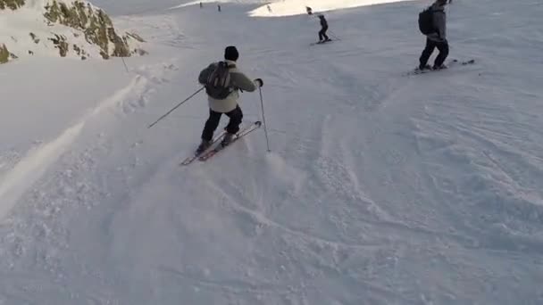 Любитель катания на лыжах по склону во французских Альпах, пов — стоковое видео