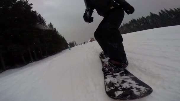 Snowboarden glijden op de helling met selfie stok — Stockvideo