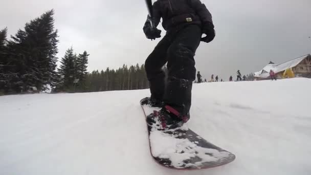 Snowboarden rotatie op het oppervlak met selfie stok — Stockvideo