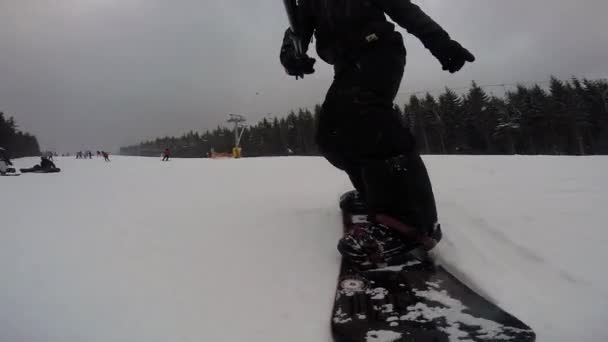 Snowboard-Ollie regelmäßig mit Selfie-Stick — Stockvideo