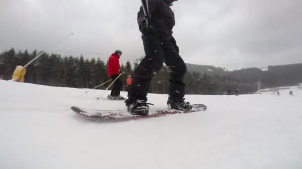 Snowboard-Ollie regelmäßig mit Selfie-Stick — Stockvideo