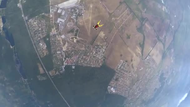 Skydiver hızlandırılmış serbest düşme ders — Stok video
