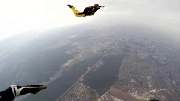 Skydiver in accelerated free fall course — Stock Video