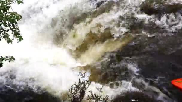 Caiaque extremo no rio Moriston cai, Escócia — Vídeo de Stock