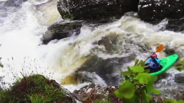 Kayak extremo en River Moriston Falls, Escocia, cámara lenta — Vídeo de stock