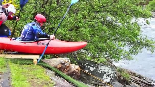 Extrema kajakpaddling i floden Moriston faller, Skottland — Stockvideo