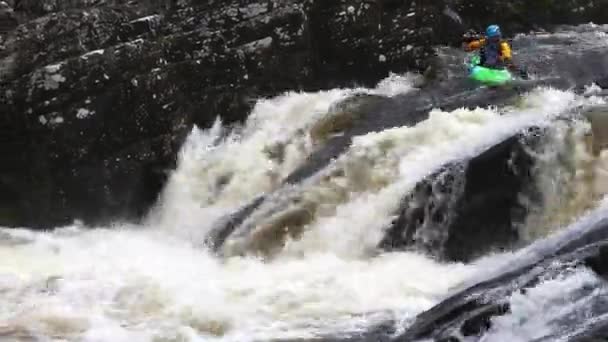 Extrema kajakpaddling i floden Moriston faller, Skottland — Stockvideo