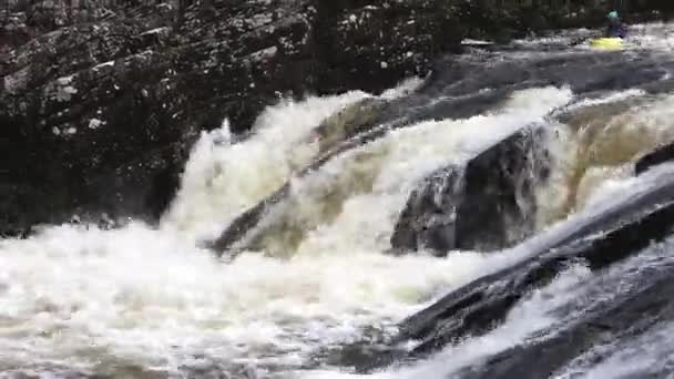 Kayak extremo en las cataratas del río Moriston, Escocia — Vídeo de stock