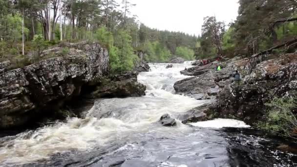 Extrémní jízda na kajaku v řece Moriston spadá, Skotsko — Stock video