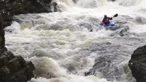 Kayak extremo en las cataratas del río Moriston, Escocia — Vídeos de Stock