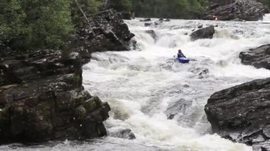 Aşırı nehir Moriston Kayak düşüyor, İskoçya