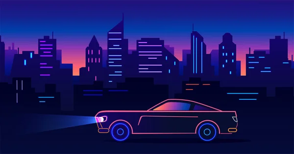 Araba gece şehir manzarasına karşı yolda. 