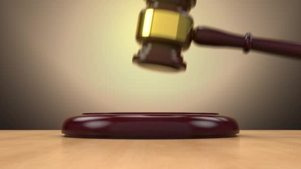 Удар молотком для вынесения обвинительного приговора или аукциона в зале суда — стоковое видео