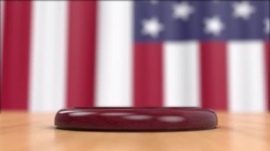 Yargıç, Amerikan bayrağına karşı yargılı tokmakla kürek çekiyor. Yavaş çekim