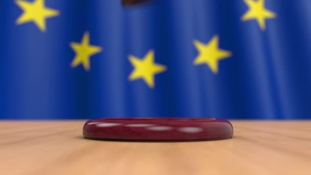 Richter schlägt ein Paddel mit einem Richtergabel dreimal mit EU-Flagge im Hintergrund — Stockvideo