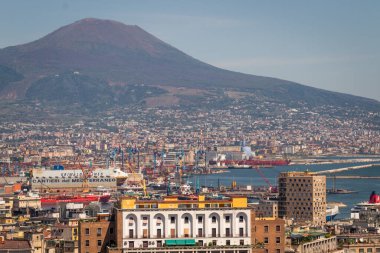 Vezüv Dağı ile Napoli şehri manzarası
