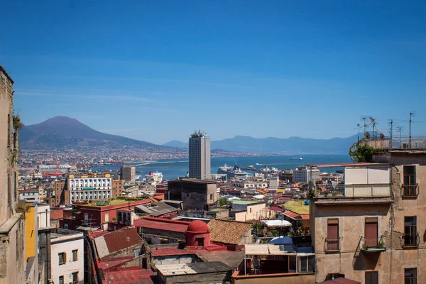 那不勒斯市与维苏威火山的空中景观 — 图库照片