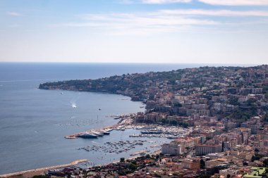 Napoli Napoli şehrinin manzaralı resim-kartpostal görüntüsü altın akşam ışığında gün batımında, Campania, İtalya