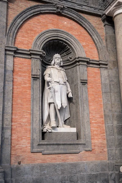 , Kraliyet Sarayının ön cephesinde heykel, Piazza del Plebiscito, Napoli, Campania, İtalya