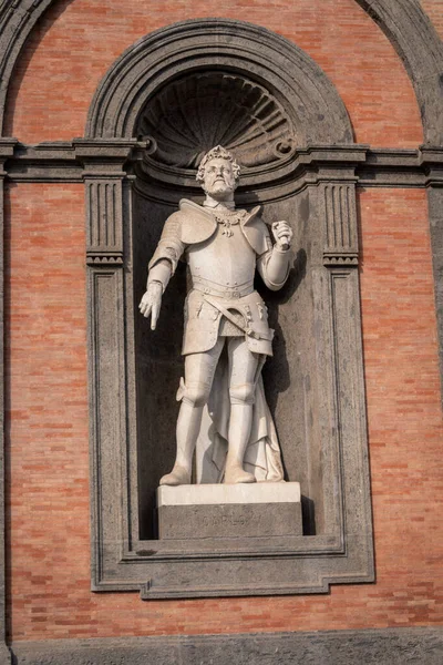 Статуя короля Арагона Альфонсо V на фасаде Королевского дворца, площадь Пьяцца дель Плебиссито, Неаполь, Кампания, Италия — стоковое фото