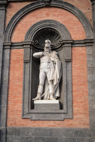 Aragonian kuningas Alfonso V patsas kuninkaallisen palatsin julkisivulla, Piazza del Plebiscito, Napoli, Campania, Italia — kuvapankkivalokuva