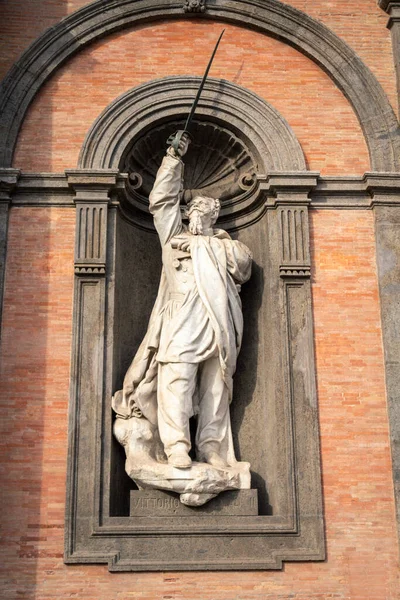 Estatua del rey Alfonso V de Aragón en la fachada del Palacio Real, Piazza del Plebiscito, Nápoles, Campania, Italia —  Fotos de Stock