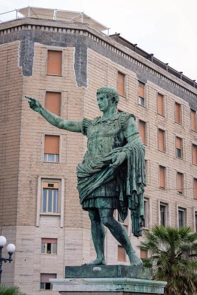 NAPLES, ITALY - 11 Temmuz 2019 - Octavian Augustus 'un ya da Napoli' deki Auguste İmparatoru Heykeli