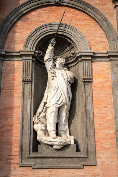 Статуя короля Альфонсо V Арагонського на фасаді Королівського палацу в Неаполі (Кампанія, Італія). Ліцензійні Стокові Зображення