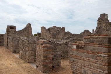 12 JULE İtalya, Pompeii antik Roma şehri Pompeii 'nin Pompei' deki yanardağ kenti Vezüv 'ün patlaması ile yıkıldı.