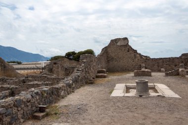 12 JULE İtalya, Pompeii antik Roma şehri Pompeii 'nin Pompei' deki yanardağ kenti Vezüv 'ün patlaması ile yıkıldı.