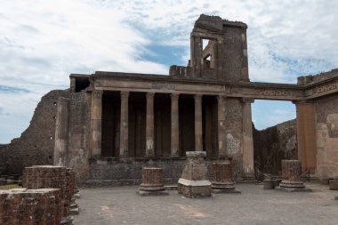 Pompeii İtalya 'sının kalıntıları. Zararlı sütunlar.