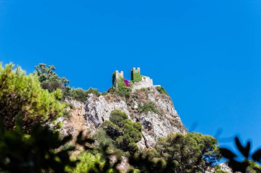 Capri, Campania, İtalya Capri Adası 'ndaki uçurumun üzerindeki güzel ev.