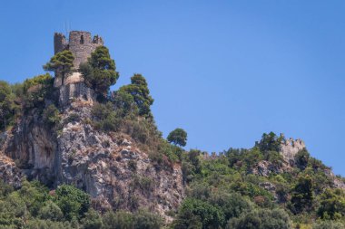 güzel Amalfi sahili - Positano kasabası, eski harabe şato Amalfi kıyısında