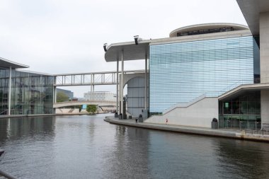 Berlin, Almanya, 17 Temmuz 2019, Berlin 'in ana tren istasyonu çevresindeki yeni konut ve apartmanlar için inşaat alanları