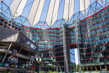 Berlin, Almanya, 17 Temmuz 2019, Berlin çevresindeki yeni konutlar ve apartmanlar için inşaat alanları