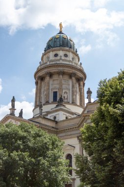 Neoklasik meydanı hem Berlinliler hem de turistler tarafından sevilen Picturesque asfaltı döşedi. Deutscher (1785) ve Franzosischer Dom (1701) Berlin 'in bu güzel bölgesinde yaşamaktadır..